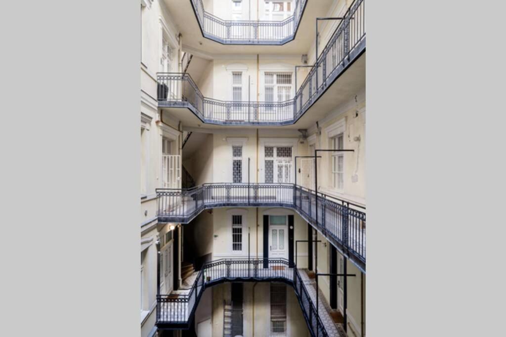 Oktober 6/8 Apartment Budapeste Exterior foto